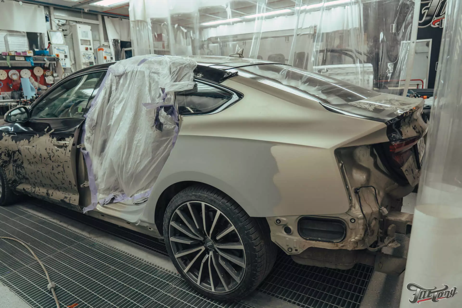 Audi A5. Кузовной ремонт, полная расклейка винила